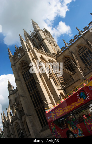 Sightseeing Tour-Bus in der Abtei in Bath England Stockfoto