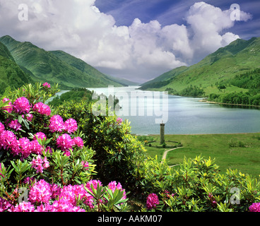 GB - Schottland: Glenfinnan Memorial und Loch Shiel in den Highlands Stockfoto