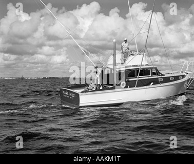 1950ER JAHRE GRUPPE VON 3 MÄNNERN AUS DER ANGELBOOT/FISCHERBOOT IM GOLFSTROM TROLLING Stockfoto