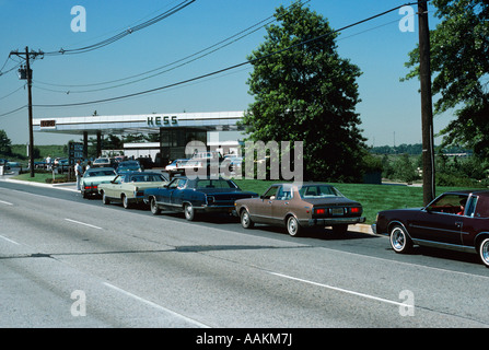 1970S 1980S AUTOS AUFGEREIHT AM GAS PUMPEN TANKSTELLE KRISE OPEC ÖLMANGEL Stockfoto