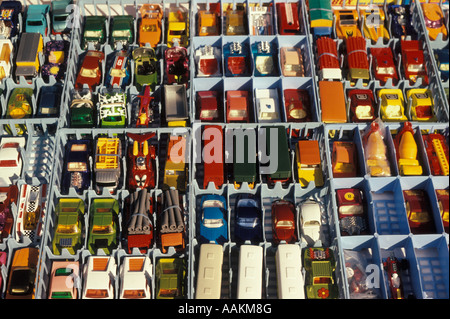 1980ER JAHRE SAMMLUNG MATCHBOX MATCH BOX AUTOS SAMMLER-SPIELZEUG AUF FLOHMARKT-TISCH Stockfoto