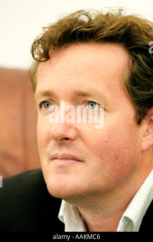 Piers Morgan ehemaligen nationalen Zeitungsredakteur abgebildet bei The Guardian Hay Festival 2005 Powys Wales UK Stockfoto