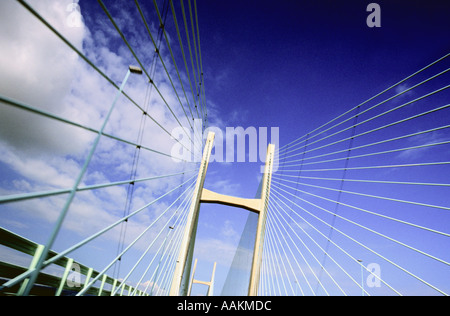 Neue Severn-Brücke über den Fluss Severn Mündung, die England von Wales an sonnigen Frühlingstag Gloucestershire teilt Stockfoto