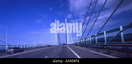 Neue Severn-Brücke über den Fluss Severn Mündung, die England von Wales an sonnigen Frühlingstag Gloucestershire teilt Stockfoto