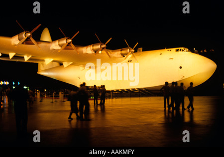 1990ER JAHRE SPRUCE GANS AUF DEM DISPLAY AN NIGHT LONG BEACH KALIFORNIEN USA Stockfoto