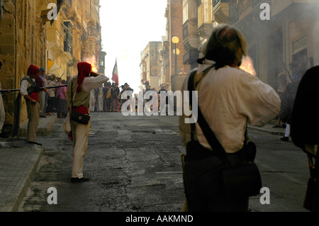 Schauspieler, die als Malteserinnen verkleidet sind, konfrontieren die französische Garnison, als sie die große Belagerung von 1565 während des Karnevals in Valletta, Malta, wiedervererben Stockfoto