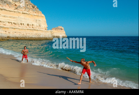 Männer spielen Schläger Ball Spiel bei Praia da Marinha Strand an der Atlantikküste in Caramujeira, Lagoa Gemeinde in Algarve Portugal Stockfoto