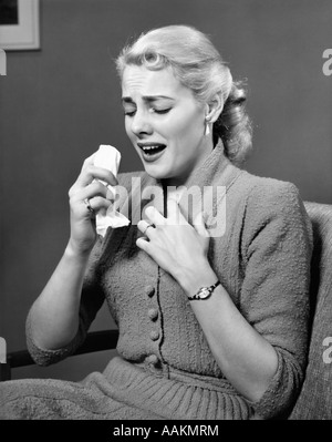 1950ER JAHRE BLONDE FRAU NIESEN HOLDING TASCHENTUCH Stockfoto