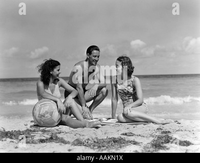1930S 1940S DECK ZWEI FRAUEN SITZEN AUF HOTEL AM STRAND IN EINEM STÜCK