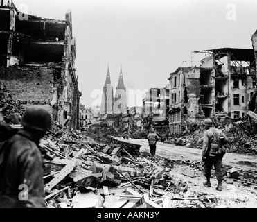 1940ER JAHREN AMERIKANISCHE SOLDATEN ZU FUß IN DEN RUINEN VON KÖLN Stockfoto