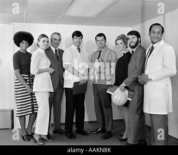 1970ER JAHRE MULTI-ETHNISCHEN LINE-UP DER MÄNNER & FRAUEN VERSCHIEDENER BERUFE LÄCHELND Stockfoto