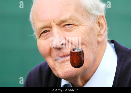 Pipesmoker Tony Benn ehemaligen Labour-Partei Politiker abgebildet bei The Guardian Hay Festival 2005 Powys Wales UK Stockfoto