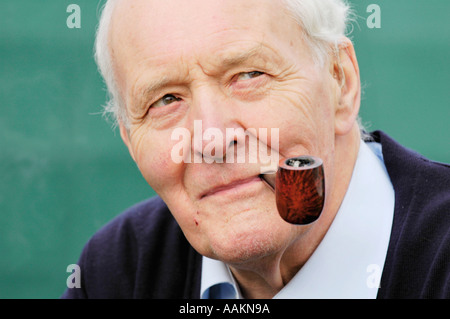 Pipesmoker Tony Benn ehemaligen Labour-Partei Politiker abgebildet bei The Guardian Hay Festival 2005 Powys Wales UK Stockfoto