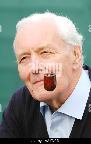 Pipesmoker Tony Benn ehemaligen Labour-Partei Politiker abgebildet bei The Guardian Hay Festival 2005 Powys Wales UK Stockfoto