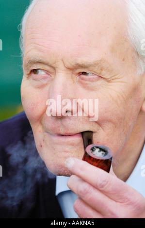 Pipesmoker Tony Benn ehemaligen Labour-Partei Politiker abgebildet bei The Guardian Hay Festival 2005 Powys Wales UK Stockfoto