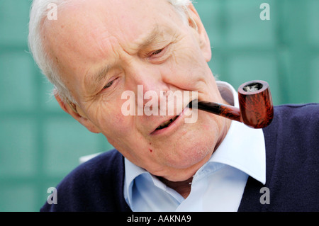 Pipesmoker Tony Benn ehemaligen Labour-Partei Politiker abgebildet bei The Guardian Hay Festival 2005 Powys Wales UK Stockfoto