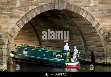 Ein Narrowboat unterquert Worcester Brücke über den Fluss Severn im Zentrum von Worcester UK Stockfoto