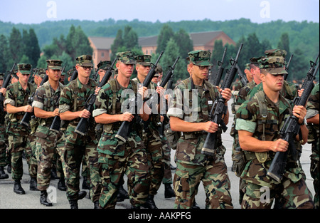 1990ER JAHRE GRUPPE VON MARINES TRAGEN CAMOUFLAGE ERMÜDET BOHREN MARSCHIEREN MIT GEWEHREN Stockfoto