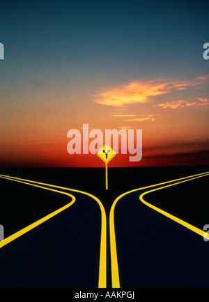 1980S 1990S GABEL IN DER STRAßE-KONZEPT MIT AUTOBAHN-SCHILD Stockfoto