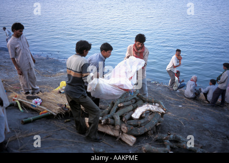 Fluss Leben – Ergebnis der Arsenvergiftung-"Teufels Water – Tod am Ganges" Reportage Stockfoto