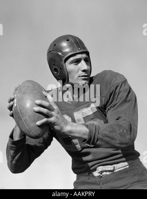 1940S 1950S MANN FOOTBALL-QUARTERBACK ETWA, EINEN PASS ZU WERFEN Stockfoto