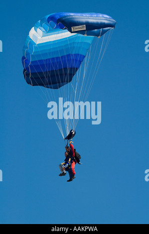 Zwei Fallschirmspringer landen 'Square' Stauluft Fallschirm Tandemsprung Stockfoto