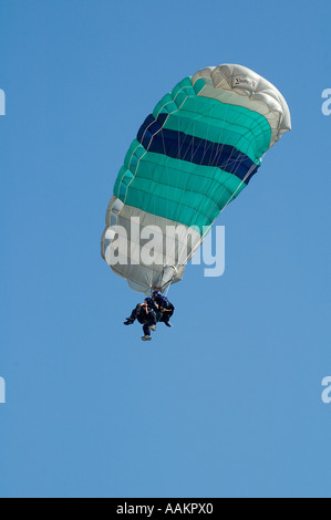 Zwei Fallschirmspringer landen 'Square' Stauluft Fallschirm Tandemsprung Stockfoto