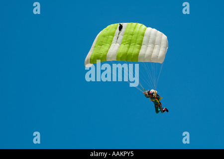 Skydiver jumper Landung ein Quadrat Ram Air Fallschirm Stockfoto