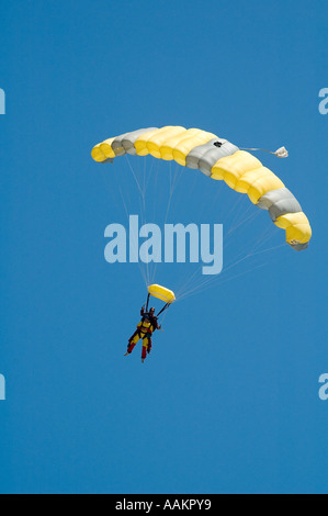 Zwei Fallschirmspringer landen 'Square' Stauluft Fallschirm Tandemsprung Stockfoto