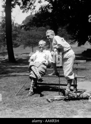 1920ER JAHRE 1930ER JAHRE 2 SENIOREN HERREN AM GOLFPLATZ FAIRWAY TRAGEN BANK KNIE LÄNGE GOLFHOSEN UND ARGYLE SOCKEN Stockfoto