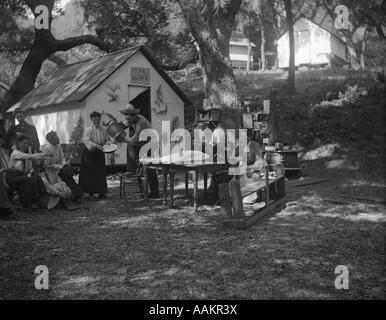 1890 S-1900 S-1910 S GRUPPE VON MÄNNERN UND FRAUEN MIT PICKNICK VON LODGE Stockfoto