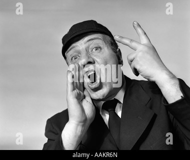 1950ER JAHREN BASEBALL UMPIRE RUFT EINE KUGEL ODER EINEN STREIK ODER EINE NACH AUßEN BLICK IN DIE KAMERA Stockfoto