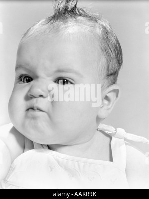 1950S 1960S BABY GESICHT AUSDRUCK WÜTEND SAD RETR0 Stockfoto