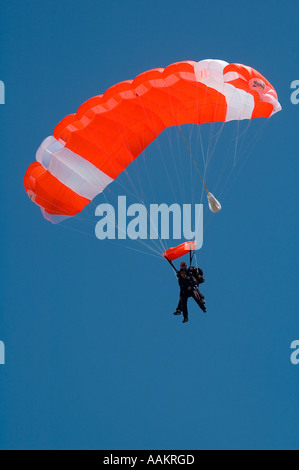 Skydiver jumper Landung ein Quadrat Ram Air Fallschirm Stockfoto