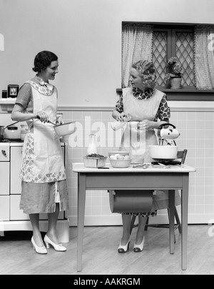 1920ER JAHRE FRAUEN IN DER KÜCHE KOCHEN Stockfoto