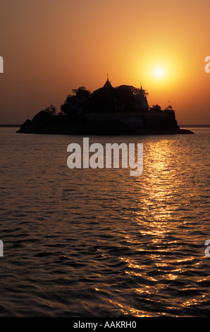 Fluss Leben – am Ganges und die untergehende Sonne - "Teufelswasser" Reportage Stockfoto