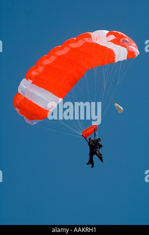 Fallschirmspringer Jumper einen quadratische Ram Air Fallschirm landen Stockfoto