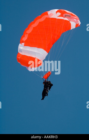 Skydiver jumper Landung ein Quadrat Ram Air Fallschirm Stockfoto