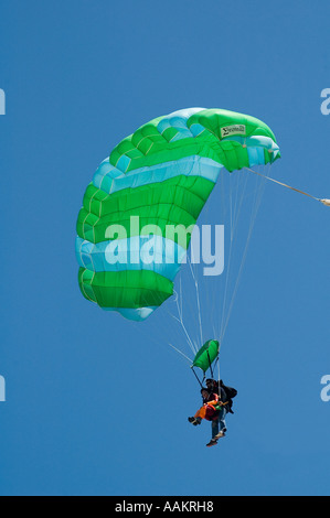 Zwei Taucher der Himmel in Landung 'Square' Stauluft Fallschirm Tandemsprung Stockfoto