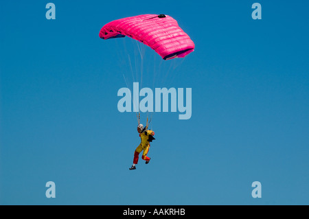 Fallschirmspringer Jumper einen quadratische Ram Air Fallschirm landen Stockfoto