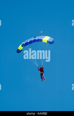 Skydiver jumper Landung ein Quadrat Ram Air Fallschirm Stockfoto