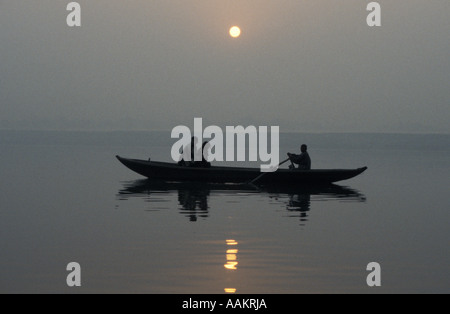 Fluss Leben – am Ganges in der Morgendämmerung - "Teufelswasser" "Größte Masse Vergiftung von Menschen je gekannt" Reportage Stockfoto