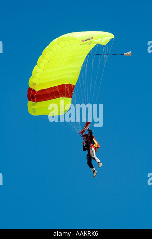 Skydiver jumper Landung ein Quadrat Ram Air Fallschirm Stockfoto