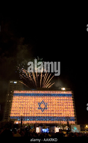 Feuerwerk über dem beleuchteten Rathauses am Rabin-Platz in Tel Aviv während Unabhängigkeitstag, Israel Stockfoto