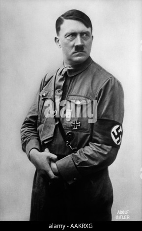 1930ER JAHRE PORTRAIT VON HITLER IN MILITÄRISCHEN UNIFORM TRUG HAKENKREUZ ARMBAND Stockfoto