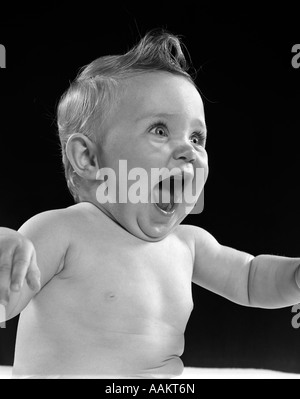 1950ER JAHREN GLÜCKLICHES BABY KOPF MIT WEIT OFFENEM MUND LACHEN Stockfoto