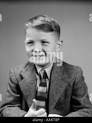 1940S 1950S LÄCHELNDEN BLONDEN JUNGEN TRAGEN NECK TIE FISCHGRÄTEN JACKE SCHULE PORTRÄTFOTO Stockfoto