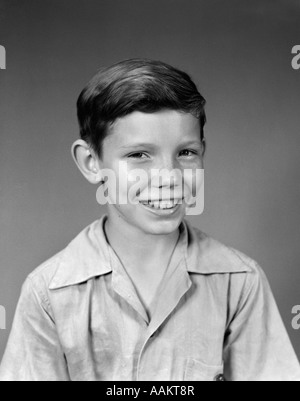 1940S 1950S LÄCHELNDE JUNGE PORTRAIT SCHULE FOTO Stockfoto