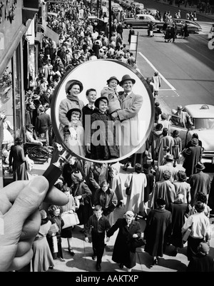 1950ER JAHRE MONTAGE VON FAMILIE IN VERGRÖßERUNGSGLAS ÜBERFÜLLTEN GEHWEG ÜBERLAGERT Stockfoto