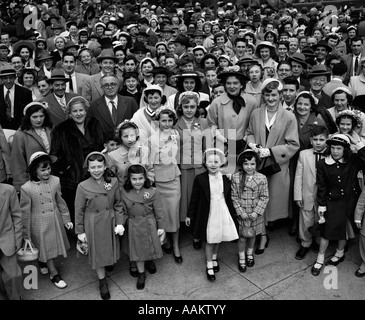 1957 MASSE MÄNNER FRAUEN KINDER GEKLEIDET FÜR OSTERN SONNTAG PARADE RITTENHOUSE SQUARE PHILADELPHIA USA BLICK IN DIE KAMERA Stockfoto